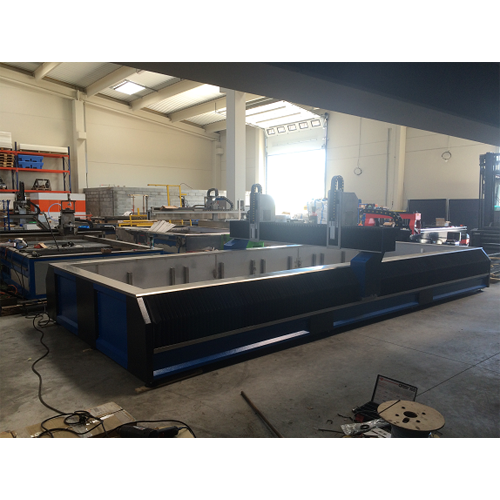 machine de découpe phenix technologie en fabrication